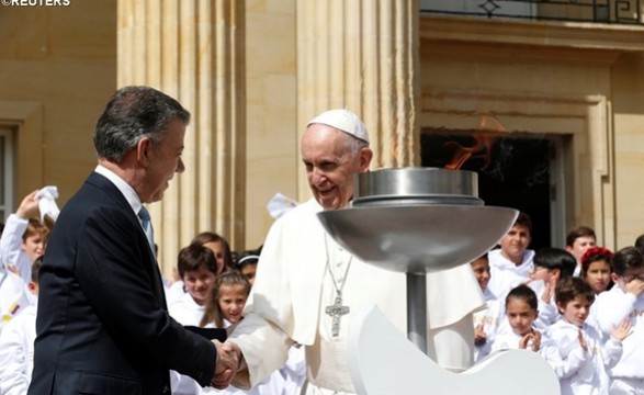 Papa encontra as autoridades e a sociedade civil colombiana