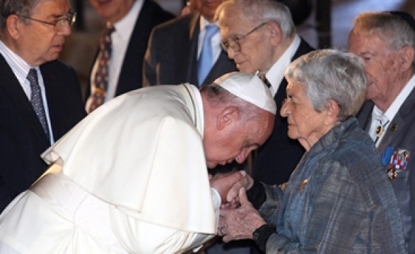 Papa Francisco comovido reza para tragedia igual não volte acontecer
