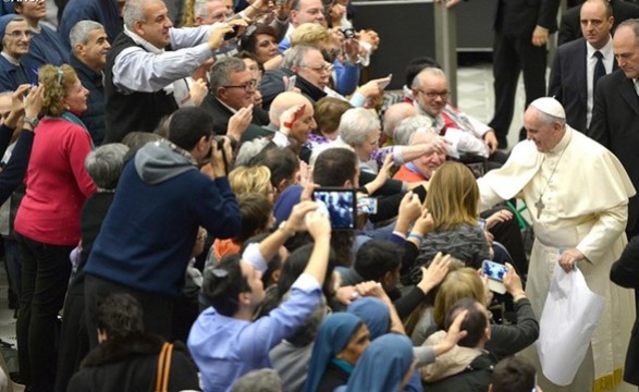 Família é a primeira escola de comunicação diz Papa Francisco