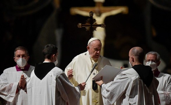 Papa aos consagrados: abrir os braços a Cristo e aos irmãos, sem deixar roubar a alegria