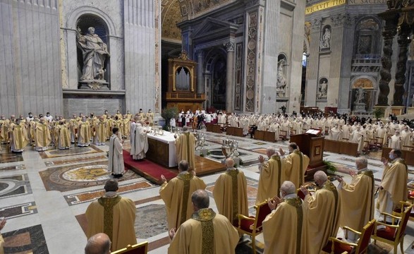 A força da vitória de Cristo vence o mal e nos liberta do maligno Papa na missa Crismal