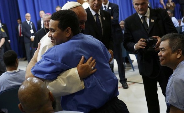 No Angelus do II Domingo de Advento Papa recorda todos os presos
