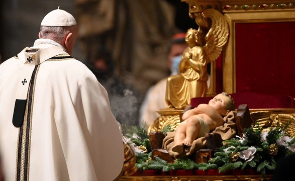 Papa convida a olhar para lá do sucesso e do dinheiro, para superar dificuldades da vida