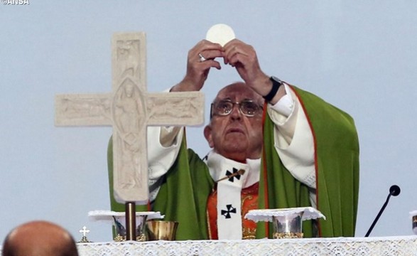 Papa Francisco apela a uma maior atenção aos pobres e à eucaristia