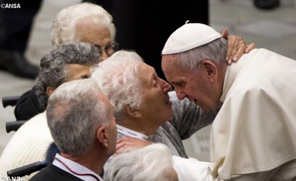 Um povo que não protege os idosos é um povo que não tem futuro, apela Papa 