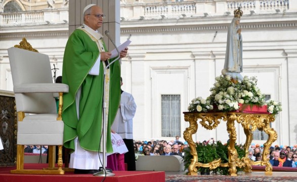 Papa rezou pela paz, diante da Imagem de Nossa Senhora de Fátima