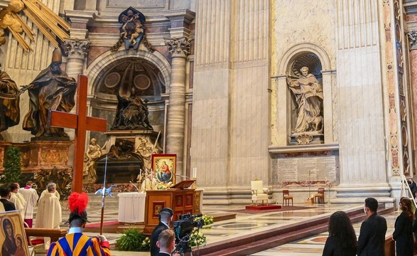 Papa convida jovens a servir quem sofre, rejeitando “febre”consumista
