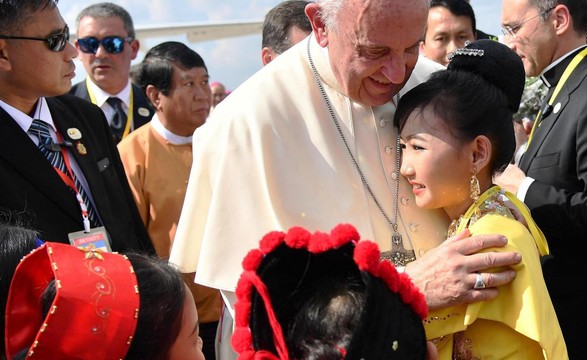 Papa chegou a Rangum para visita inédita