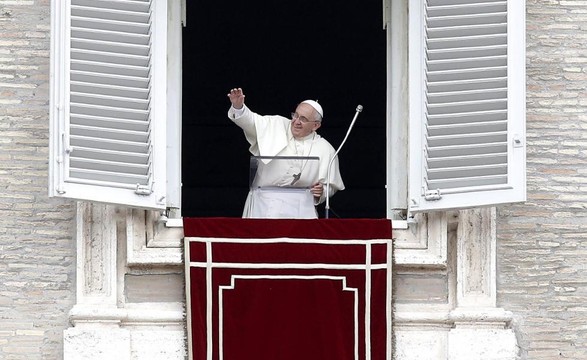 Papa reza pelos defuntos durante o Angelus, morte não é a última palavra