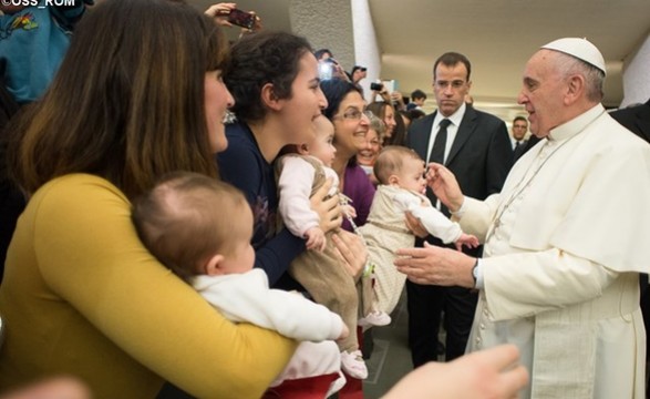 Papa assinala Dia da Mulher com mensagem de gratidão