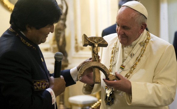 Papa não sabia que Morales ia oferecer foice e martelo 