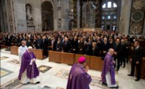 Papa reza com parlamentares italianos e diz: “abrir o coração ao senhor e evitar a corrupção”