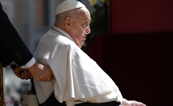 Papa reza no túmulo de Pio X, na Basílica de São Pedro