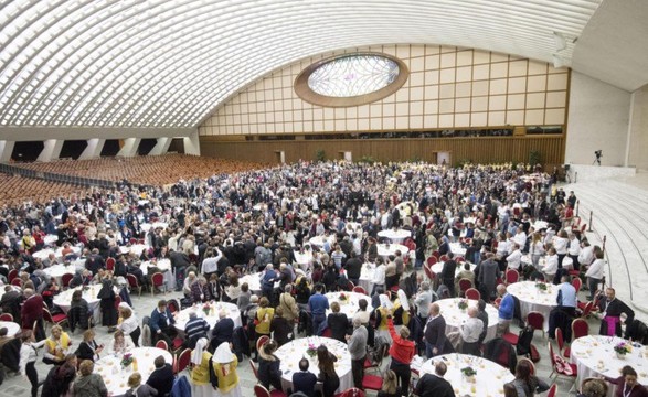 Papa almoçou festivamente com 1500 pobres na Aula Paulo VI