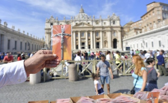 Pobres distribuíram um presente do Papa na Praça de São Pedro
