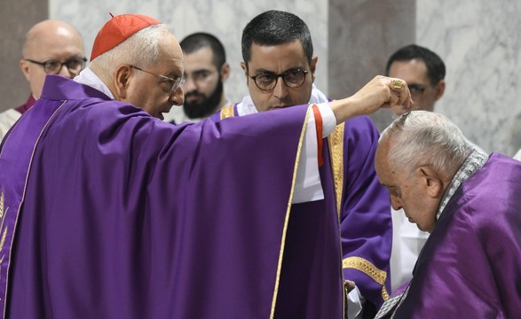 Papa convida a tirar as «máscaras», para ”regressar ao coração”