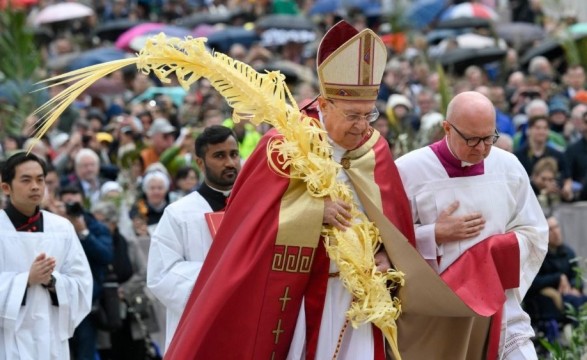 Papa no Domingo de Ramos: carregar a cruz de Cristo, como Simão, nunca é em vão