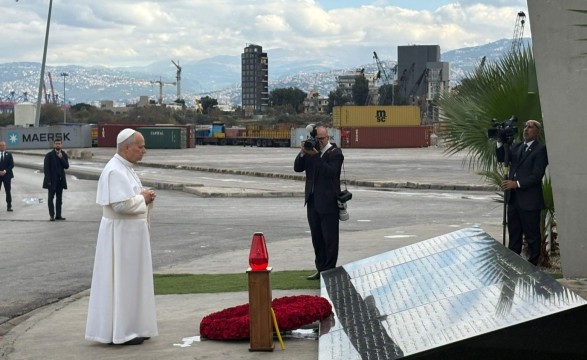 Papa rezou em silêncio no Porto de Beirute