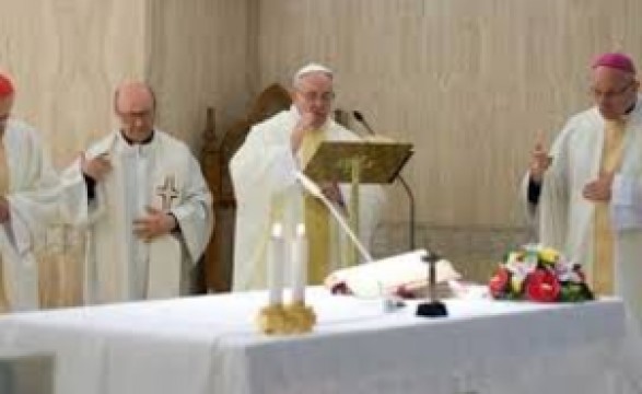 “Rezar a Deus para que mande padres e irmãs livres da idolatria, vaidade, poder e dinheiro” Papa Francisco