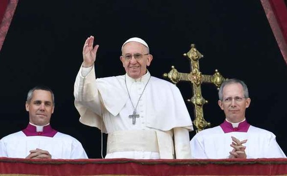 Na mensagem Urbi Ut Orbi Papa pede ao mundo “mais humano e mais digno”