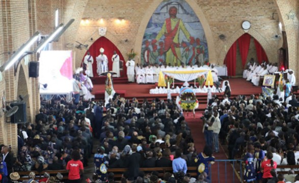 Milhares de pessoas prestam homenagem ao músico congolês Papa Wemba