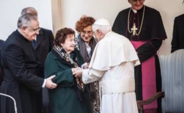 Os idosos são riqueza para a sociedade e escola de vida para os jovens diz Papa