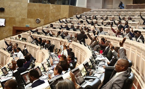 Feriados Nacionais aprovação da lei adiada no parlamento  