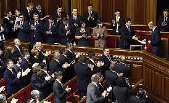 Parlamento aprova novo governo na Ucrânia