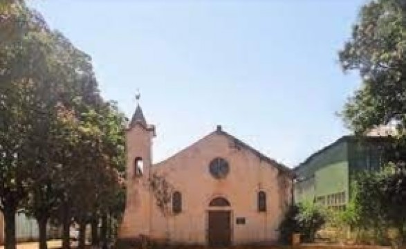 Próximas chuvas podem deitar à baixo paredes da mais antiga igreja de Saurimo.