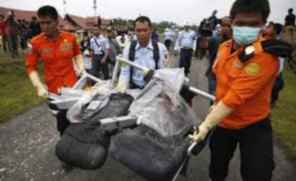 Equipas de resgate encontram cauda do avião da AirAsia