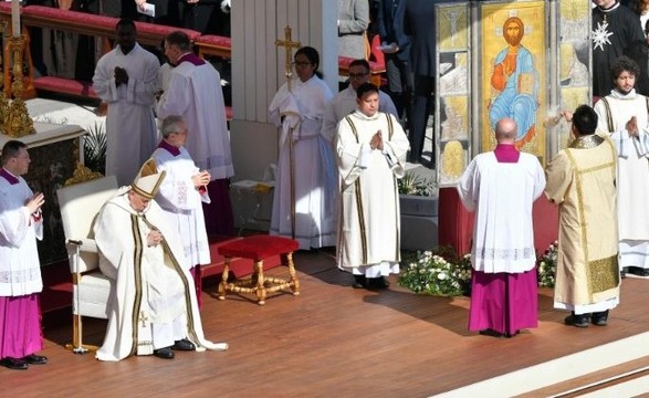 Papa: Com Cristo renasce a esperança! Apressemo-nos a superar divisões e conflitos