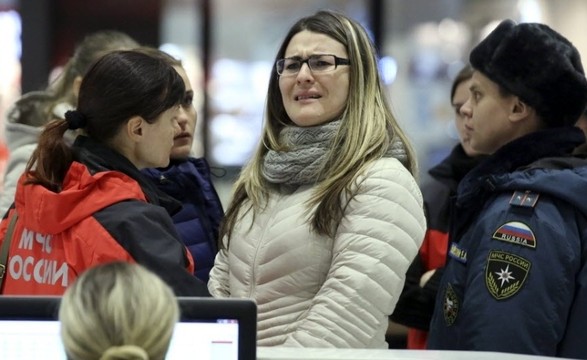 Famílias aguardam notícias do avião nos aeroportos de Paris e do Cairo