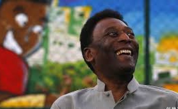 Pelé deixa unidade de cuidados intensivos