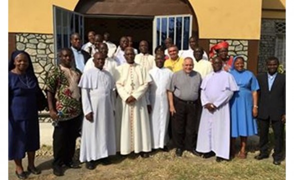 Igreja contra o Ébola Cardeal Turkson na Libéria e Serra Leoa