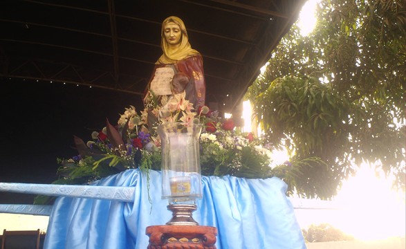 Festa da Santa Ana procissão de velas em destaque