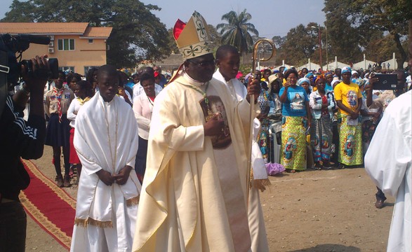 Dom Jaka convida famílias angolanas a caminharem na fé e na purificação da cultura.