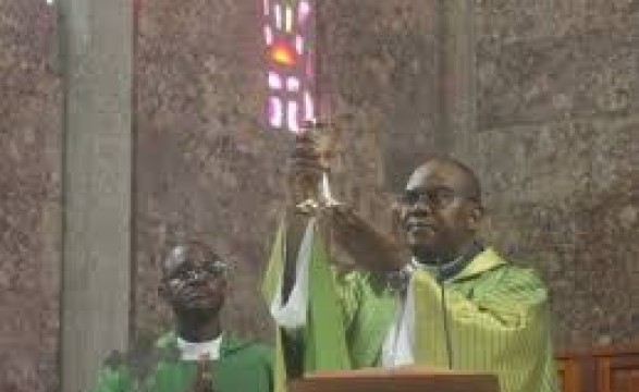 Fiéis da Sagrada Família na Arquidiocese de Luanda rendem acção de graças pelas bodas de prata do seu Pároco