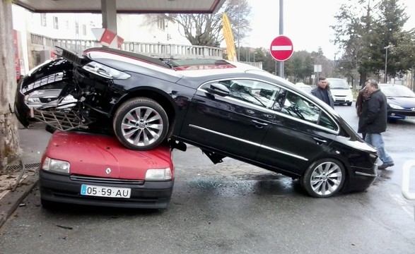 Bispo de Bragança sofreu acidente com carro novo alegadamente sem travões