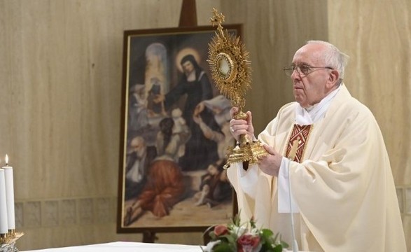 Papa: o diabo quer destruir a Igreja por inveja com poder e dinheiro