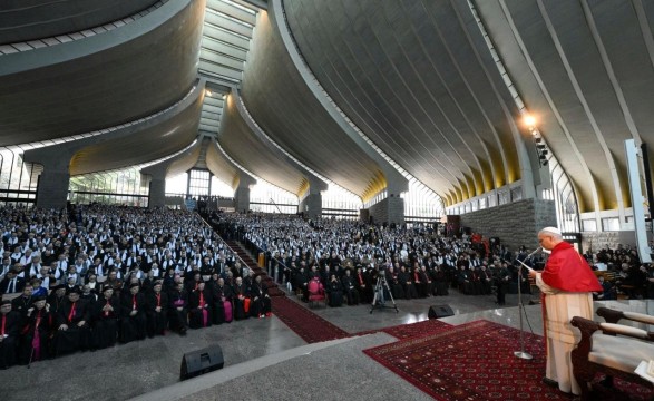 Papa evoca crise dos refugiados e denuncia «conflitos absurdos e impiedosos»