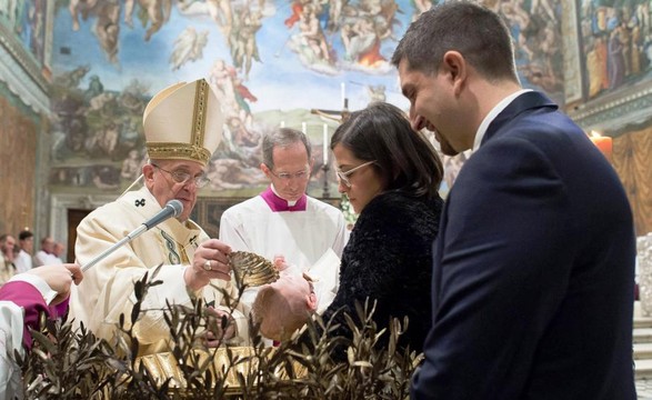 Francisco baptizou 33 crianças na Capela Sistina, onde deixou conselhos a pais e padrinhos