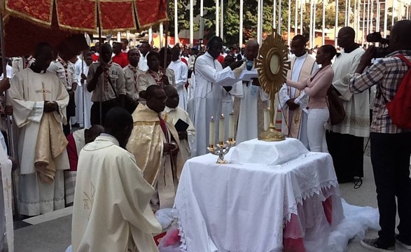 Procissão do Corpo de Deus, com uma paragem na Assembleia Nacional