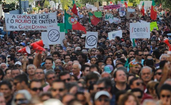 Milhares protestam em Portugal contra austeridade econômica