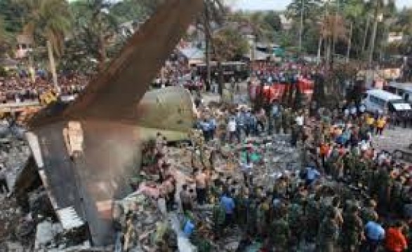 Queda de avião faz mais de 100 mortos na Indonésia