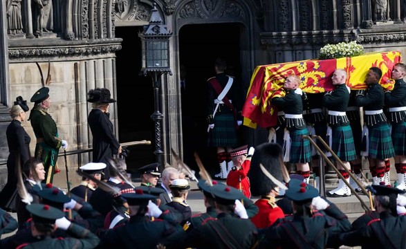 Caixão com corpo da rainha na Catedral de Santo Egídio