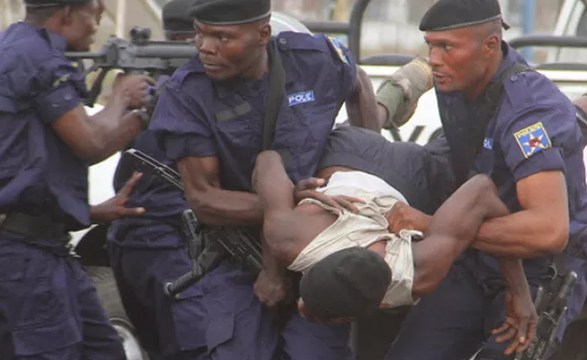 Polícia invadiu igrejas em perseguições a manifestantes contra presidente na RDC