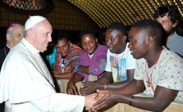 Todos os muros estão destinados a cair, diz o Papa aos refugiados