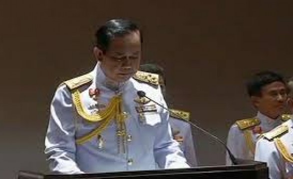 Rei aprova chefe da junta militar