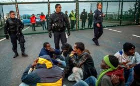 Reino Unido anuncia muro para bloquear refugiados de Calais