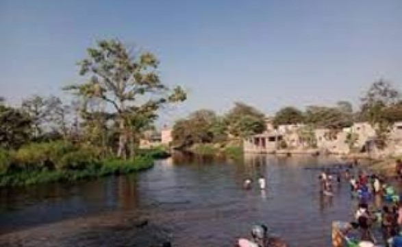 Por falta de fontenários, crianças e adultos recorrem ao rio Zenza